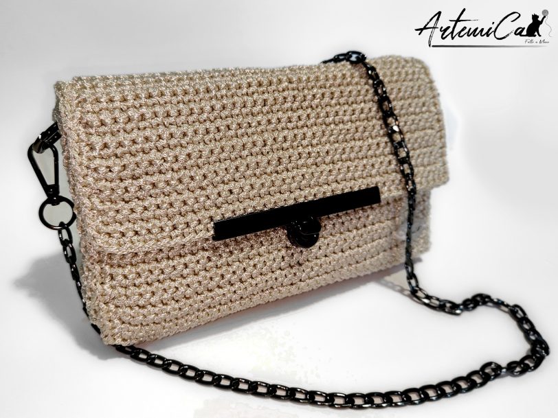 Pochette Vanilla Steel: Fatta a Mano all'Uncinetto color burro con dettagli in acciaio nero - perfetta armonia tra morbidezza e audacia
