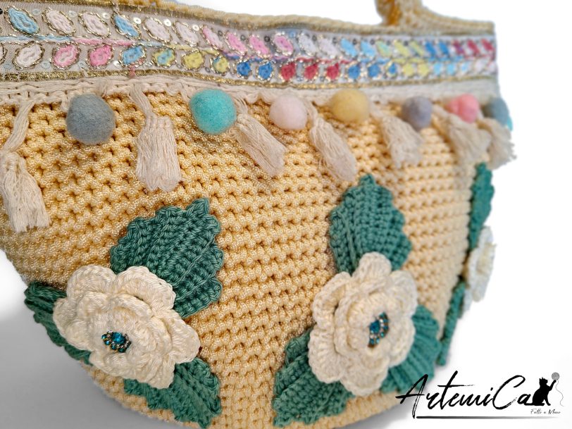 Coffa Sole di Sicilia: Borsa Fatta a Mano all’Uncinetto in cordino Beige con Pompon colorati e Rose - Colori Vibranti e Anima Mediterranea