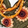 Sole d’Estate: borsa a mano all’uncinetto con granny square e manico in bambù