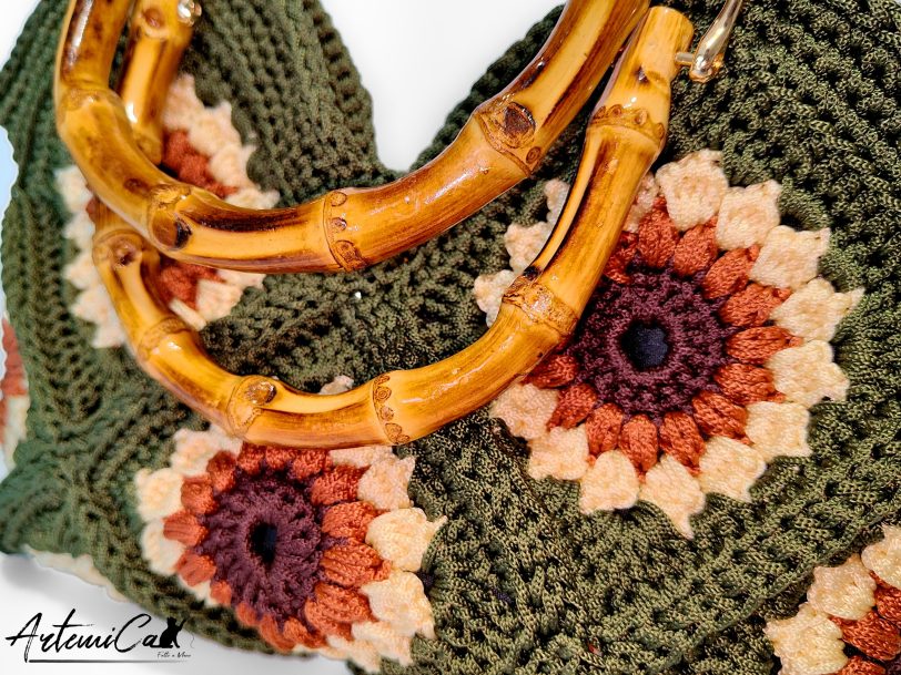 Sole d’Estate: borsa a mano all’uncinetto con granny square e manico in bambù