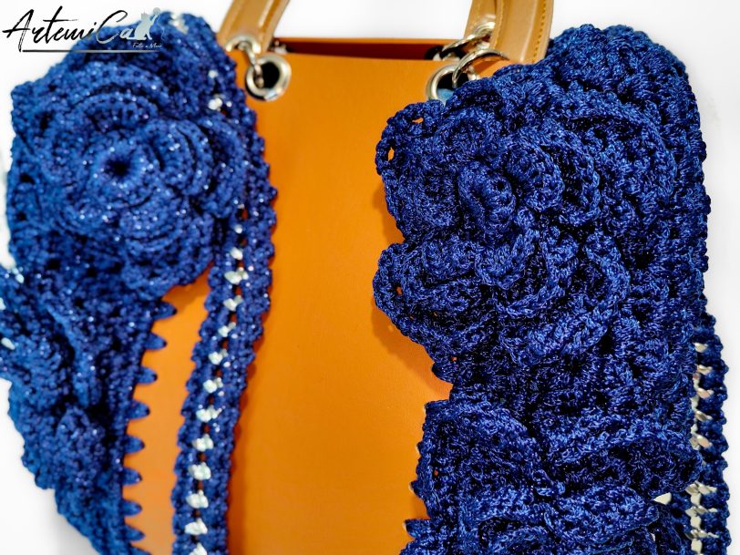 Maxi-Bag Fior di Notte: Borsa fatta a mano all'uncinetto in Blu Reale con inserti in eco-pelle