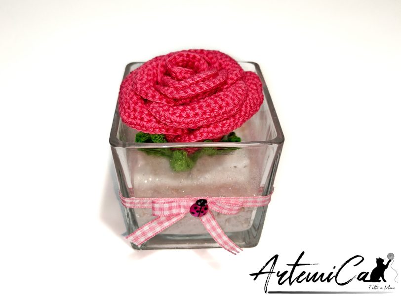 Rosa all'Uncinetto in Vaso Elegante con Fiocco: Perfetto per ogni occasione