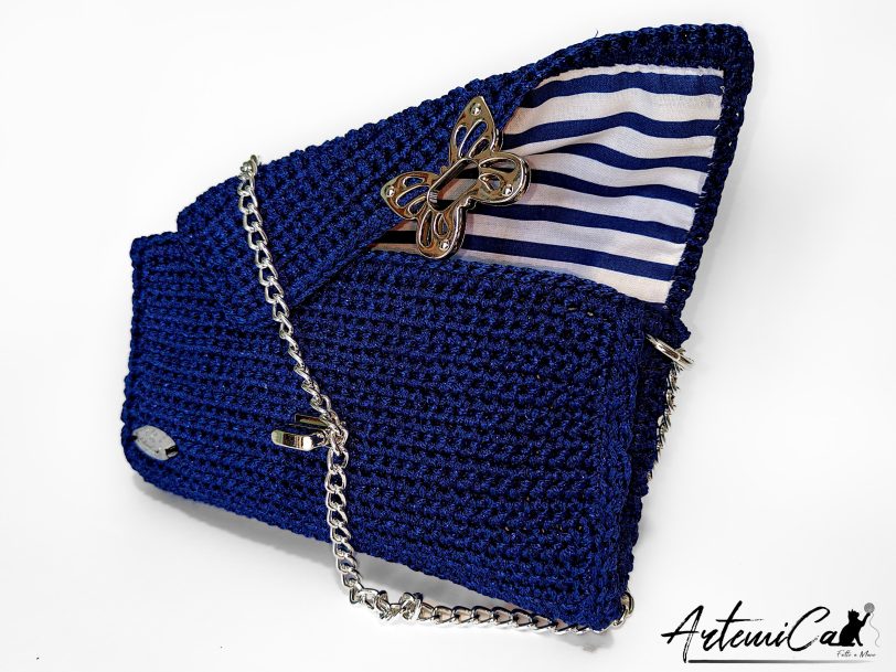 Pochette nocturne: Blu notte Fatta a Mano all’Uncinetto con dettagli Argento - per chi ama Distinguersi con Stile