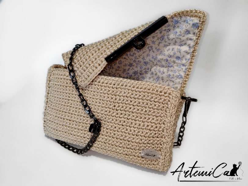 Pochette Vanilla Steel: Fatta a Mano all'Uncinetto color burro con dettagli in acciaio nero - perfetta armonia tra morbidezza e audacia