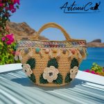 Coffa Sole di Sicilia: Borsa Fatta a Mano all’Uncinetto in cordino Beige con Pompon colorati e Rose - Colori Vibranti e Anima Mediterranea