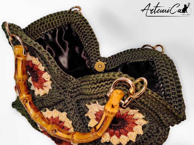 Sole d’Estate: borsa a mano all’uncinetto con granny square e manico in bambù