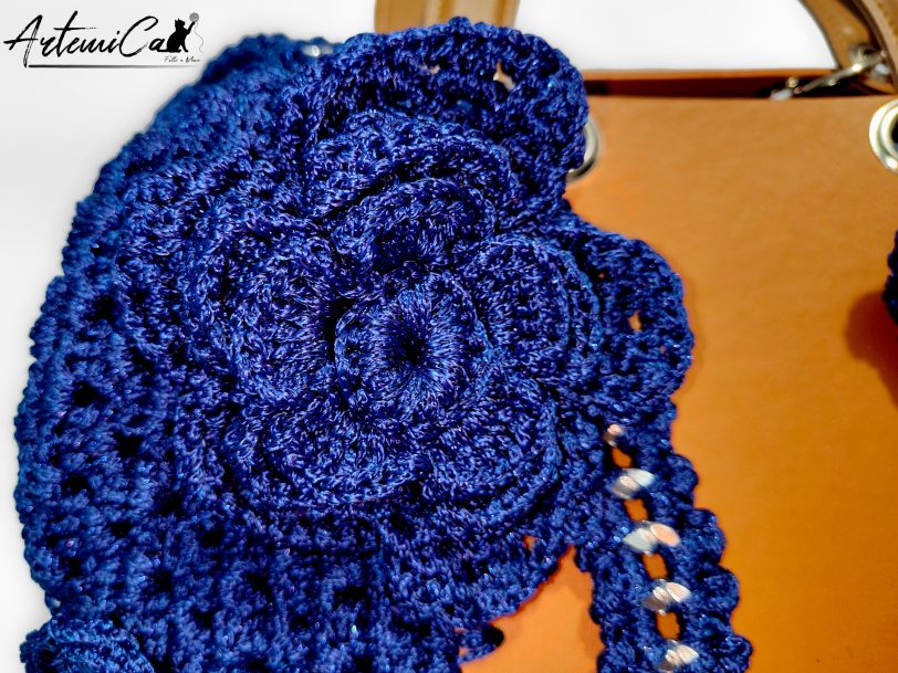 Maxi-Bag Fior di Notte: Borsa fatta a mano all'uncinetto in Blu Reale con inserti in eco-pelle