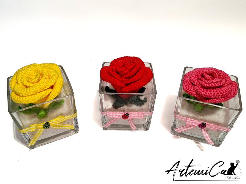 Rosa all'Uncinetto in Vaso Elegante con Fiocco: Perfetto per ogni occasione