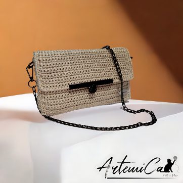 6 (Artemicat) Pochette Vanilla Steel: Fatta a Mano all'Uncinetto color burro con dettagli in acciaio nero - perfetta armonia tra morbidezza e audacia