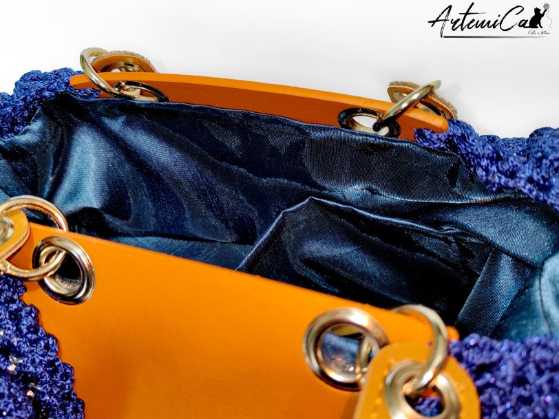 Maxi-Bag Fior di Notte: Borsa fatta a mano all'uncinetto in Blu Reale con inserti in eco-pelle