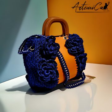 7 (Artemicat) Maxi-Bag Fior di Notte: Borsa fatta a mano all'uncinetto in Blu Reale con inserti in eco-pelle