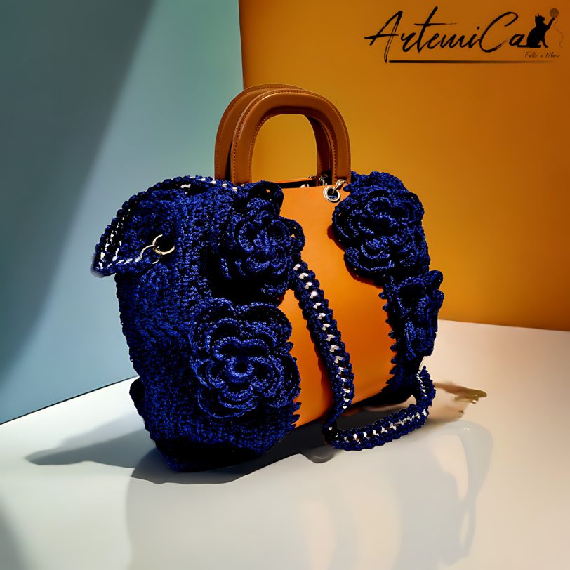 Maxi-Bag Fior di Notte: Borsa fatta a mano all'uncinetto in Blu Reale con inserti in eco-pelle