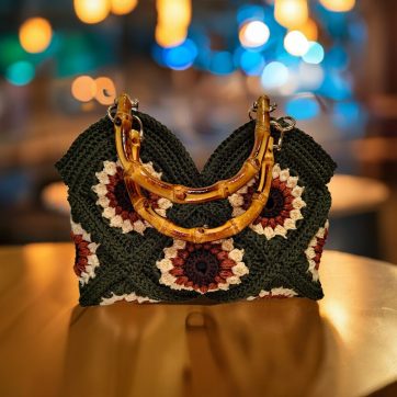 Sole d’Estate: borsa a mano all’uncinetto con granny square e manico in bambù