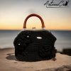 Borsa Incanto Nero: Clic Clac Fatta a Mano all'Uncinetto in Cordino Nero con Fiori - Indossa l'Arte