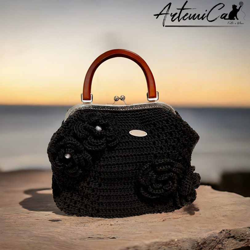 Borsa Incanto Nero: Clic Clac Fatta a Mano all'Uncinetto in Cordino Nero con Fiori - Indossa l'Arte