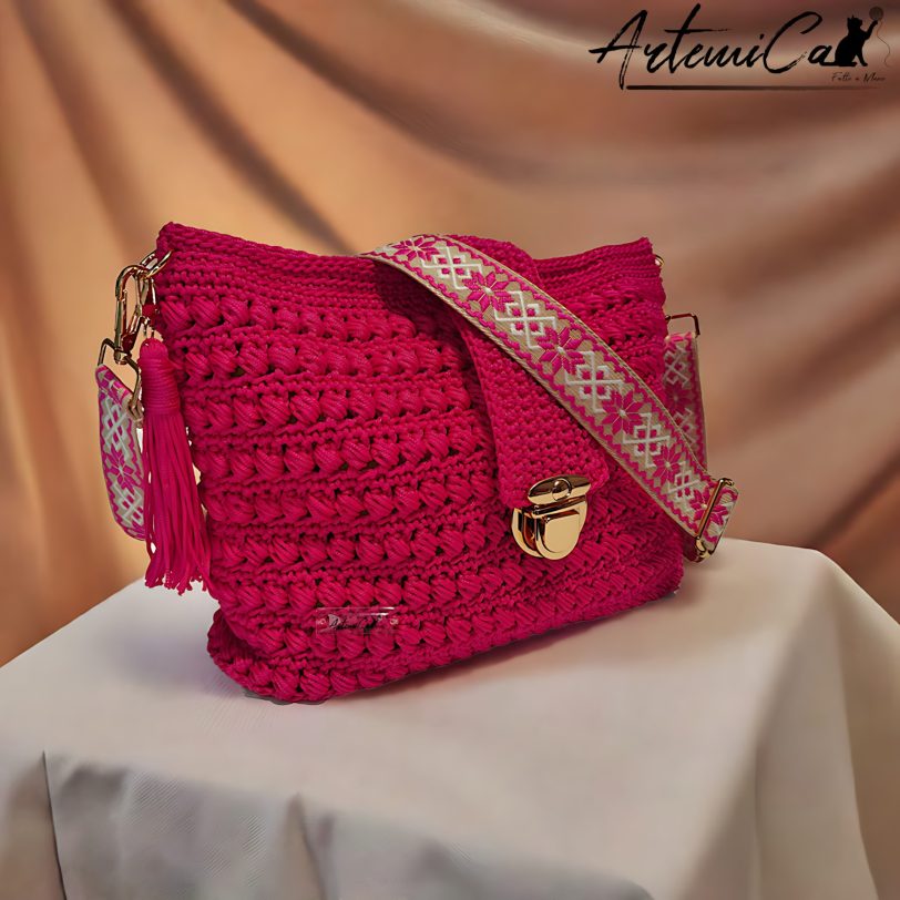 Borsa Vibrazioni in Fucsia: Tote Bag Fatta a Mano all'Uncinetto - Stile Unico