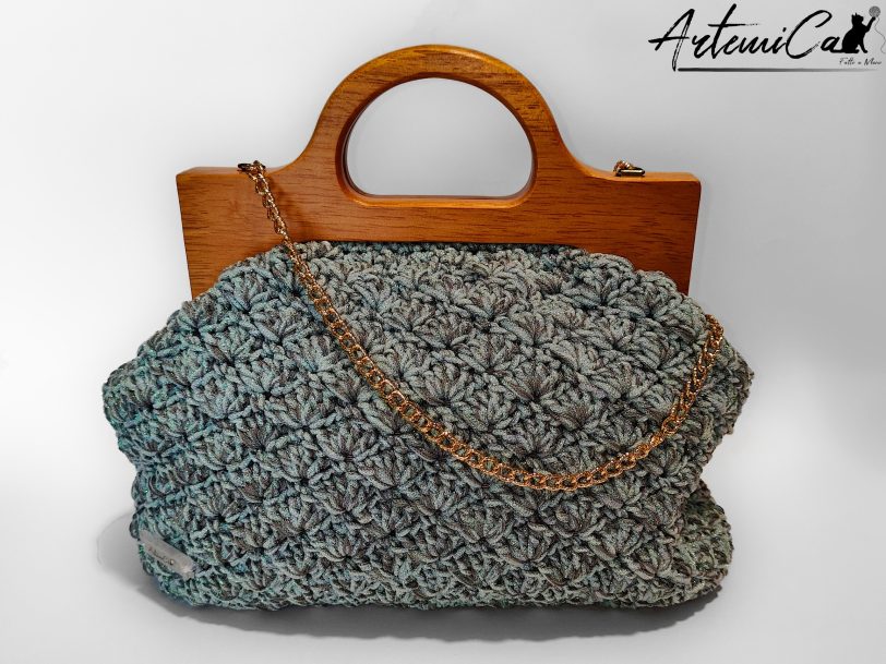 Sogno d'Acqua: Borsa Fatta Mano all'Uncinetto & Chiusura Clic Clac in Legno