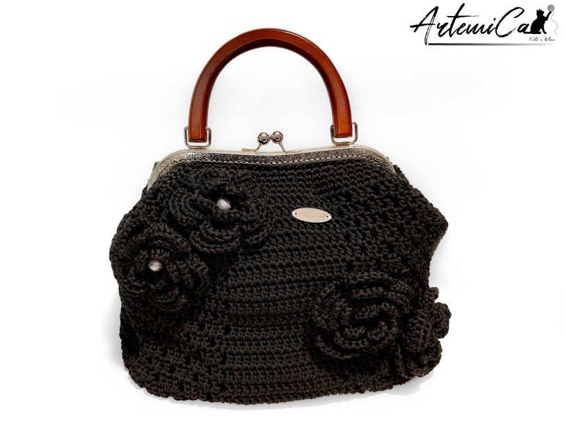 Borsa Incanto Nero: Clic Clac Fatta a Mano all'Uncinetto in Cordino Nero con Fiori - Indossa l'Arte