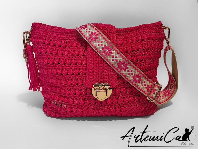 Borsa Vibrazioni in Fucsia: Tote Bag Fatta a Mano all'Uncinetto - Stile Unico