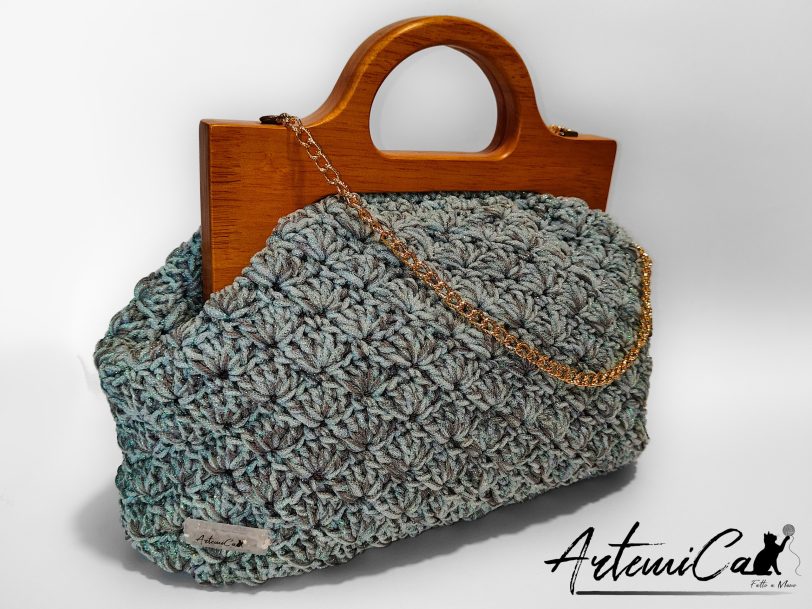 Sogno d'Acqua: Borsa Fatta Mano all'Uncinetto & Chiusura Clic Clac in Legno