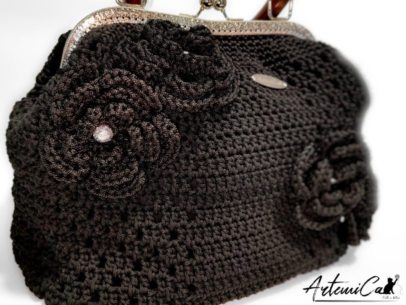 Borsa Incanto Nero: Clic Clac Fatta a Mano all'Uncinetto in Cordino Nero con Fiori - Indossa l'Arte