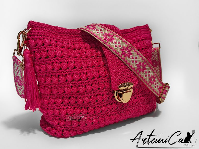 Borsa Vibrazioni in Fucsia: Tote Bag Fatta a Mano all'Uncinetto - Stile Unico