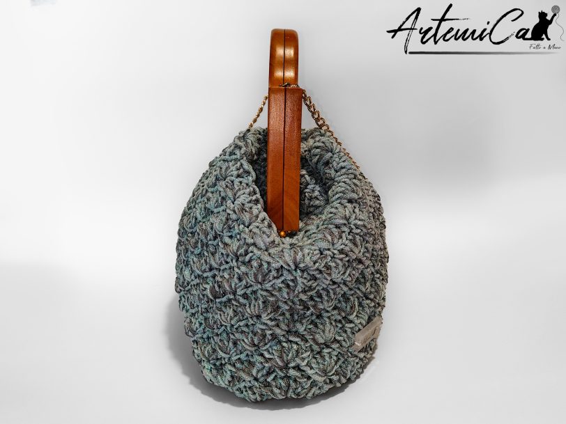 Sogno d'Acqua: Borsa Fatta Mano all'Uncinetto & Chiusura Clic Clac in Legno