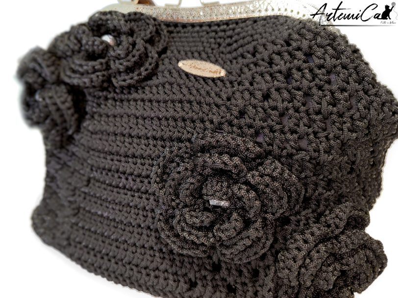 Borsa Incanto Nero: Clic Clac Fatta a Mano all'Uncinetto in Cordino Nero con Fiori - Indossa l'Arte