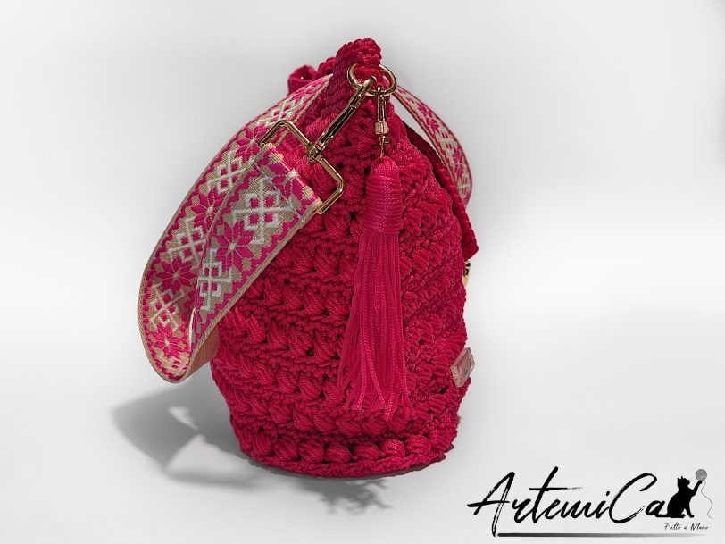 Borsa Vibrazioni in Fucsia: Tote Bag Fatta a Mano all'Uncinetto - Stile Unico