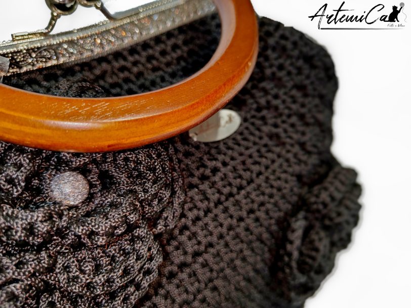 Borsa Incanto Nero: Clic Clac Fatta a Mano all'Uncinetto in Cordino Nero con Fiori - Indossa l'Arte