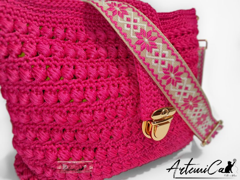 Borsa Vibrazioni in Fucsia: Tote Bag Fatta a Mano all'Uncinetto - Stile Unico