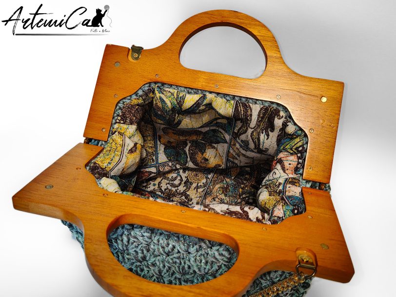 Sogno d'Acqua: Borsa Fatta Mano all'Uncinetto & Chiusura Clic Clac in Legno