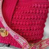 Borsa Vibrazioni in Fucsia: Tote Bag Fatta a Mano all'Uncinetto - Stile Unico