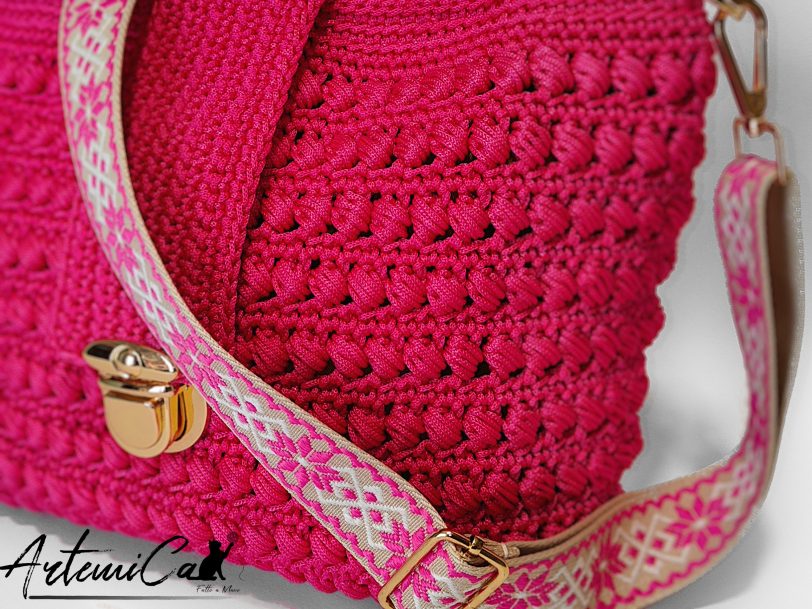 Borsa Vibrazioni in Fucsia: Tote Bag Fatta a Mano all'Uncinetto - Stile Unico