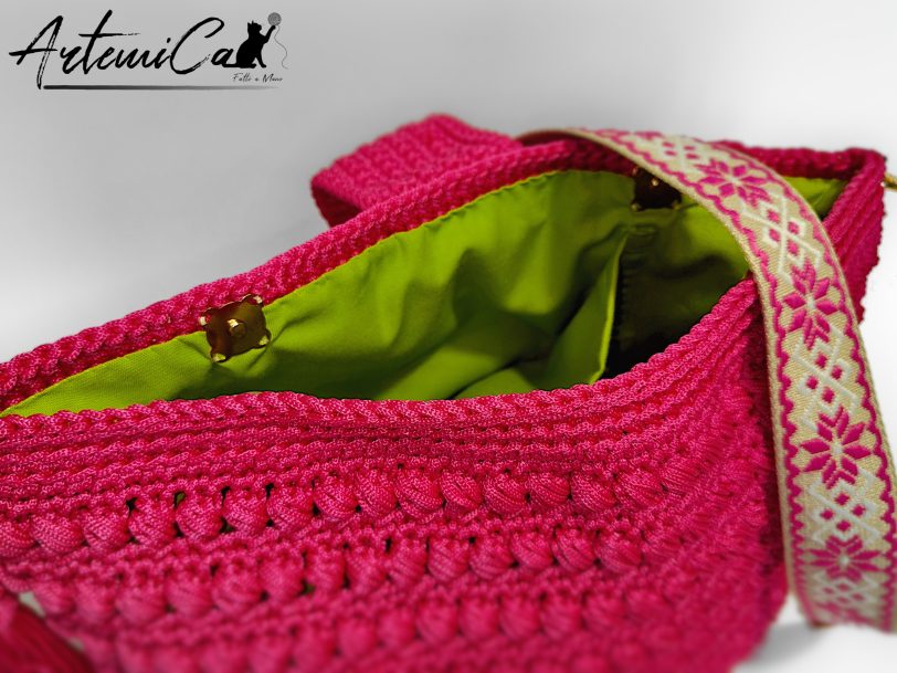 Borsa Vibrazioni in Fucsia: Tote Bag Fatta a Mano all'Uncinetto - Stile Unico