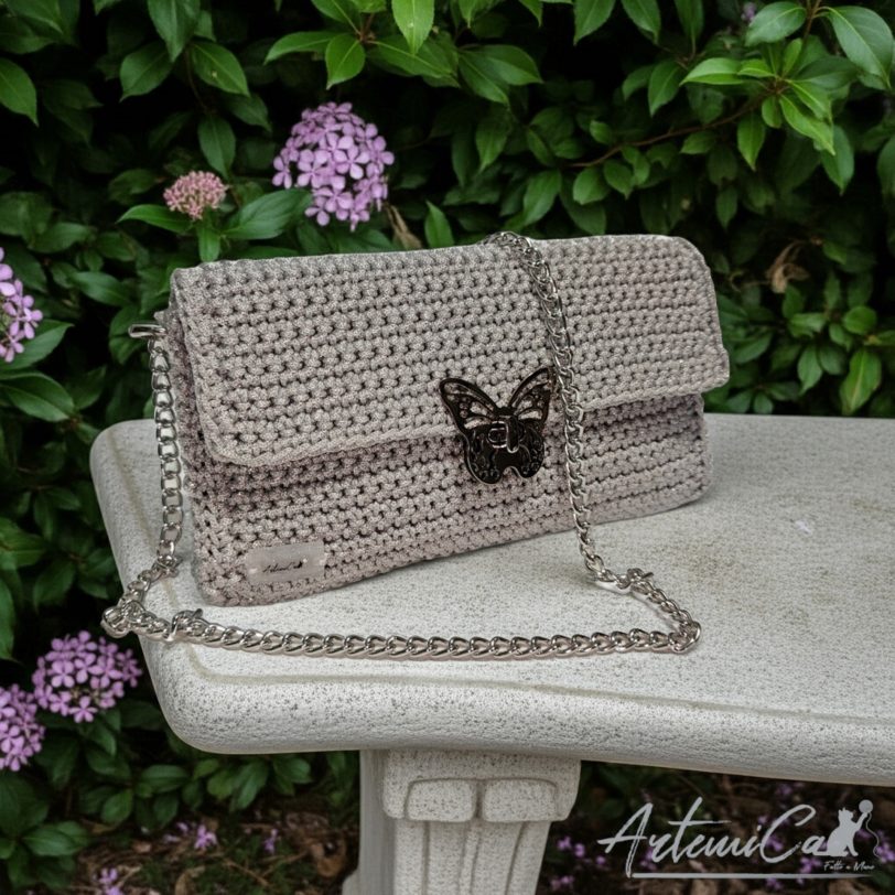 Pochette Sottovoce: Borsa Elegante fatta a mano all'Uncinetto in Cordino Bianco Lurex