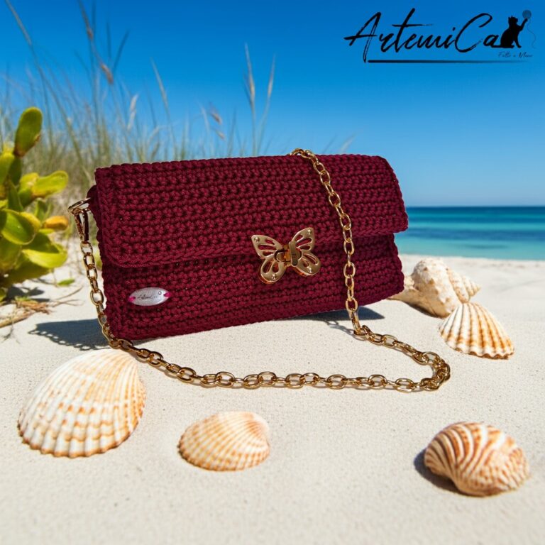 Borse Estate 2025 Fatte a Mano – La Magia dell'Estate su di Te con ArtemiCat 11 Pochette Bordeaux Butterfly: Borsa artigianale all’uncinetto con Chiusura a Farfalla