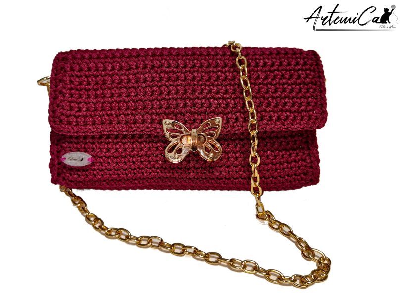 Pochette Bordeaux Butterfly: Borsa artigianale all’uncinetto con Chiusura a Farfalla