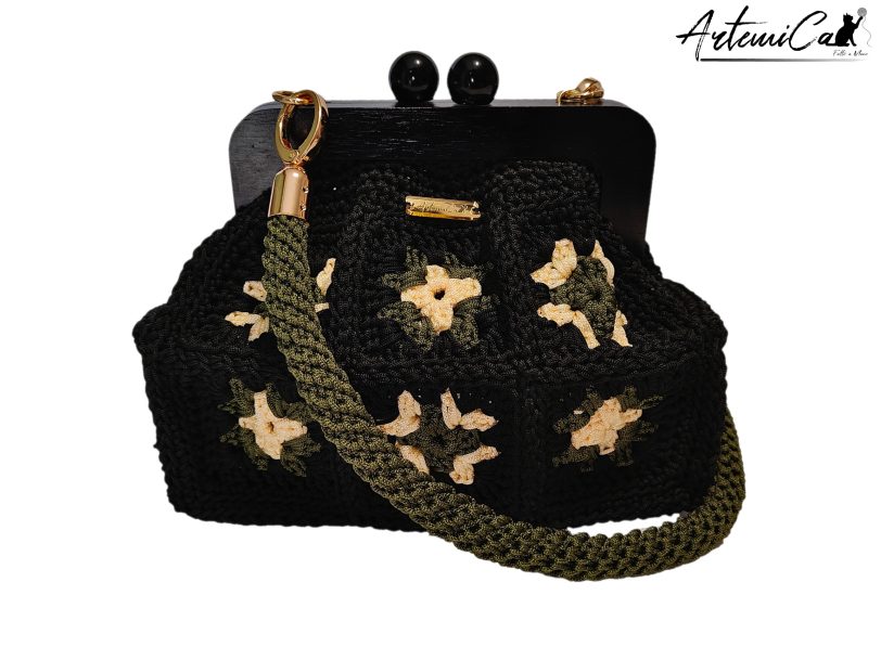 Borsa Mattonella Chic: Clic Clac granny square fatta a mano in stile retrò moderno