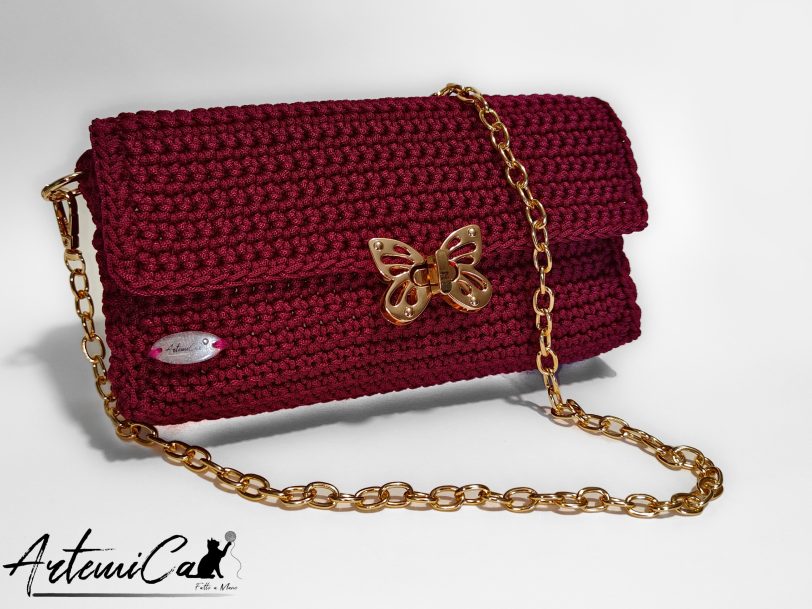 Pochette Bordeaux Butterfly: Borsa artigianale all’uncinetto con Chiusura a Farfalla