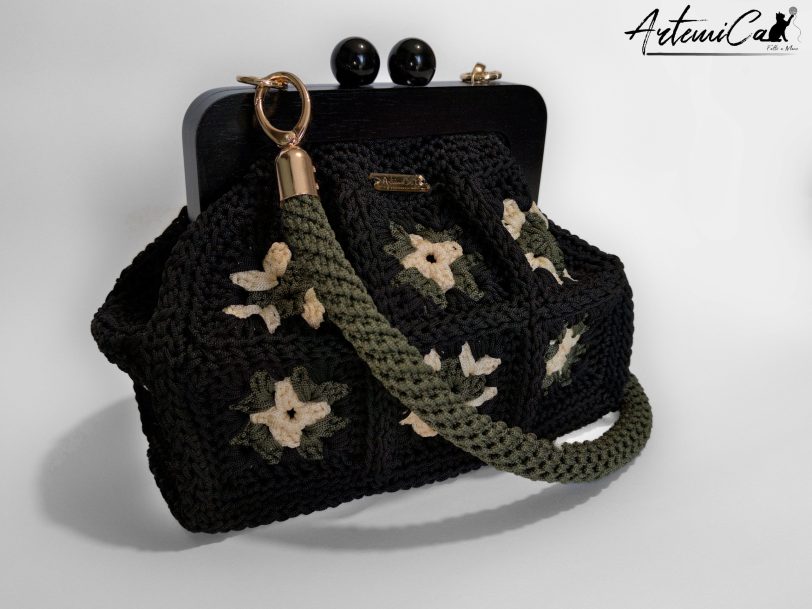 Borsa Mattonella Chic: Clic Clac granny square fatta a mano in stile retrò moderno