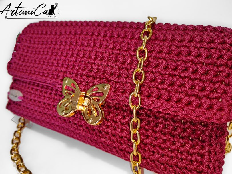 Pochette Bordeaux Butterfly: Borsa artigianale all’uncinetto con Chiusura a Farfalla