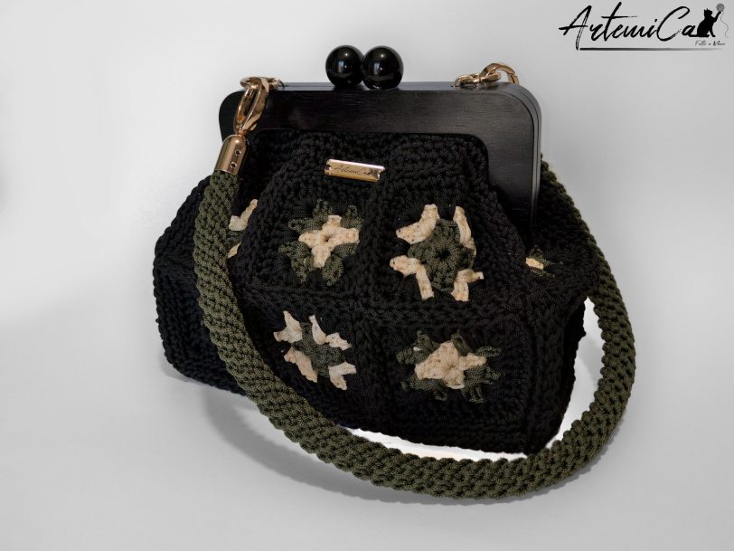 Borsa Mattonella Chic: Clic Clac granny square fatta a mano in stile retrò moderno