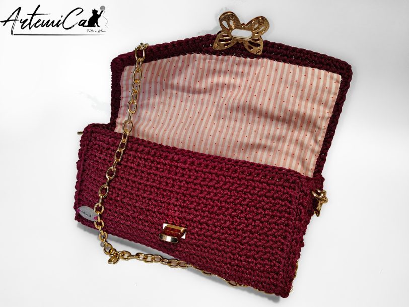 Pochette Bordeaux Butterfly: Borsa artigianale all’uncinetto con Chiusura a Farfalla