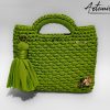 Borsa fatta a mano all’uncinetto in fettuccia verde con nappina decorativa