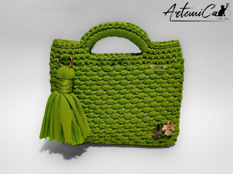 Borsa fatta a mano all’uncinetto in fettuccia verde con nappina decorativa
