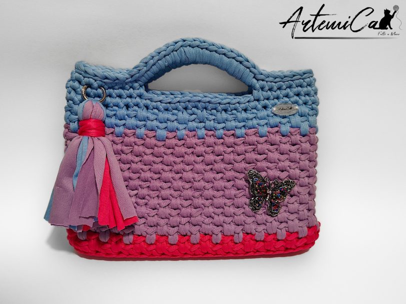 Pochette fatta a mano artigianale lilla con base fucsia e manici azzurro polvere