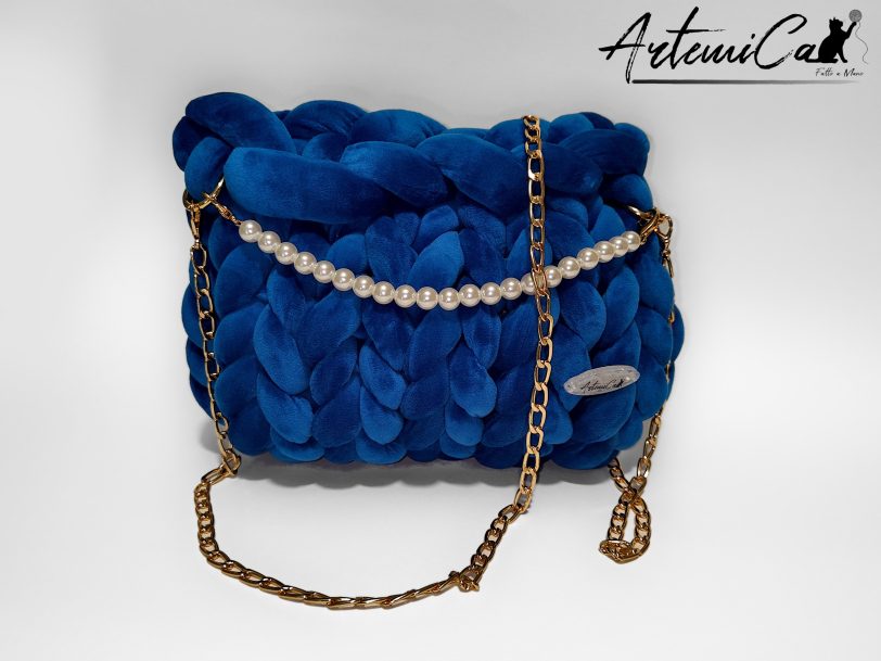 Borsa chunky artigianale blu zaffiro con catena oro e perle avorio