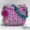 Borsa chunky artigianale lilla chiaro con catena turchese e pendente fucsia