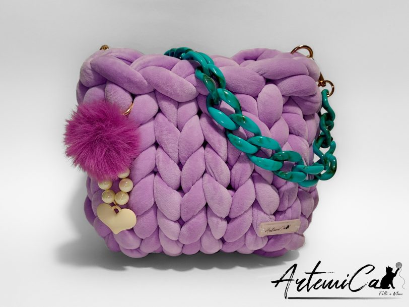 Borsa chunky artigianale lilla chiaro con catena turchese e pendente fucsia